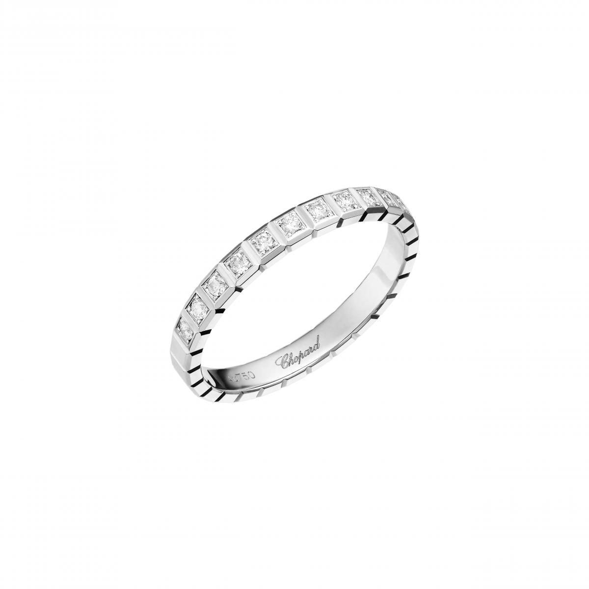 Ice Cube 戒指以立方體為靈感,將幾何結構轉化為光線的載體。鑽石鑲嵌於分明切面之中,每一次轉動手指,都會反射出不同節奏的光。這款戒指幾乎不帶傳統婚戒的柔美印象,反而更像一件現代設計作品,適合欣賞秩序感、喜歡極簡風格的佩戴者,也是中性婚戒中的高完成度範例。