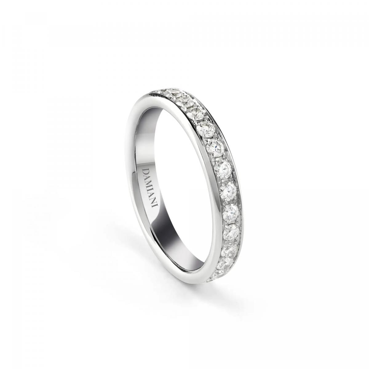 Veramore 系列是 Damiani 對「一生重要時刻」的完整詮釋。它不只指向訂婚或婚禮,而是涵蓋每一個值得被珍藏的節點。鉑金鑽石戒指以經典比例為核心,線條純粹,鑽石鑲嵌方式講究卻不炫技,讓光芒自然浮現。這樣的設計語言,回應的是義大利珠寶對工藝與情感並重的傳統,透過長久耐看的結構,陪伴人生不同階段。作為婚戒,它是一枚不會隨潮流更迭而顯得過時的選擇,更像一段關係中可以一直戴著走下去的承諾。