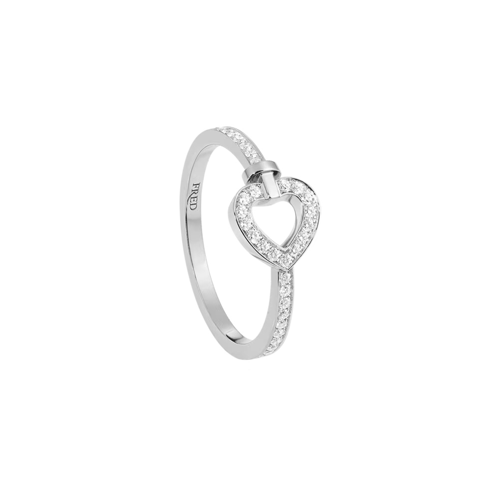 Pretty Woman 戒指承載著明確的情感符碼。靈感來自1990年由李察吉爾與茱莉亞羅勃茲主演的同名電影(台譯《麻雀變鳳凰》),心形輪廓成為系列最直觀、也最具感染力的象徵。迷你款設計讓心形不流於甜膩,35顆鑽石環繞排列,線條流暢而輕盈。它可以是愛情的見證,也能是日常佩戴的私密象徵。Fred 一向擅長將熱烈情感轉化為易於貼身佩戴的設計語言,使浪漫不再只屬於特定時刻,而能融入生活的每一天。