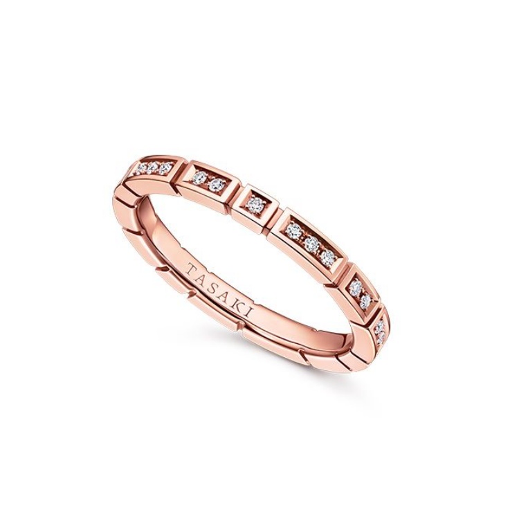 Piano Full Eternity 戒指以音樂為隱喻,將鋼琴旋律的節奏感轉化為整圈鑽石與細緻刻紋的排列。18K櫻花金獨有的柔和色調,讓滿鑲鑽石不顯張揚,反而呈現溫潤光澤。全圈鑲嵌象徵完整與持續,沒有起點,也不設終點。這枚戒指將婚姻視為一段長篇樂章的人,有高低起伏,但節奏始終相互呼應。作為婚戒,它是一種關於時間、陪伴與共同前行的隱喻。