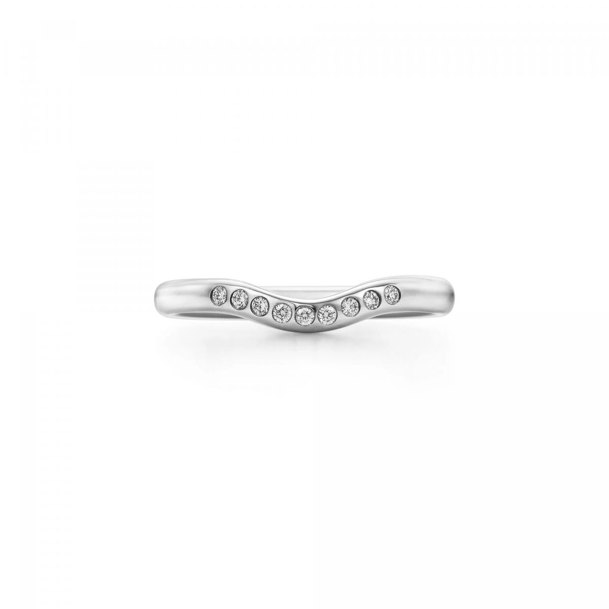 Elsa Peretti 的設計語言向來跳脫常規,這款鉑金鑲鑽戒指亦然。波浪形戒環彷彿順著指節自然延伸,沒有刻意對稱,卻意外貼合手型。0.10克拉鑽石並非主角,而是線條中的光點,讓整體更像一件可長時間佩戴的雕塑品。這是一枚不試圖定義「婚戒該長怎樣」的戒指,適合對形式沒有執念,卻對設計質感極為挑剔的人。