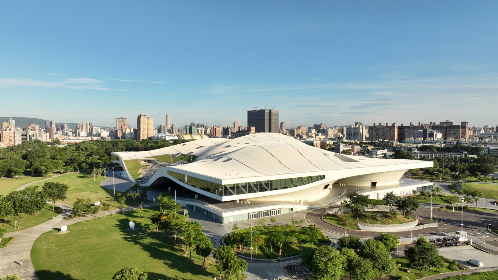 勞力士在文化合作上的判準，向來以「機構層級」為出發點，而非著眼於單一活動或短期曝光。其長期合作對象，多半是具備歷史厚度、專業權威與穩定製作能量的場館型機構。此次衛武營被納入官方合作夥伴，意味著其整體定位已被放入與歐洲、美洲重要歌劇院與音樂節相同的評估架構中。從公開資料可見，勞力士長年支持的文化機構，普遍具備完整製作能力、國際共製經驗，以及對藝術發展的長期承諾。衛武營自2018年啟用以來，逐步建立歌劇、舞蹈、音樂與傳統戲曲的穩定製作體系，並積極與國際藝術家進行交流。這種結構完整、能長期運作的場館模式，正是勞力士文化夥伴評選中最關鍵的條件之一。