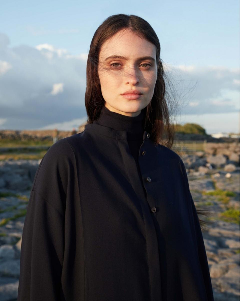 面對高端天然纖維的稀缺性，Lanificio Colombo 長期參與原料來源管理，與牧民建立直接合作關係，確保纖維品質、動物福祉與供應穩定性。