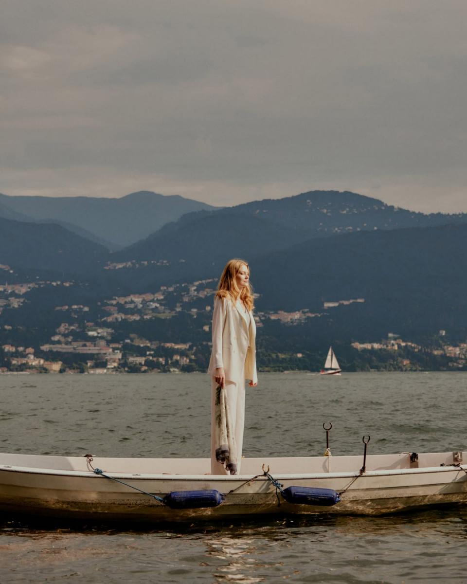 成立於 1957 年，Lanificio Colombo 坐落於義大利西北部區域皮埃蒙特的紡織重鎮 Borgosesia