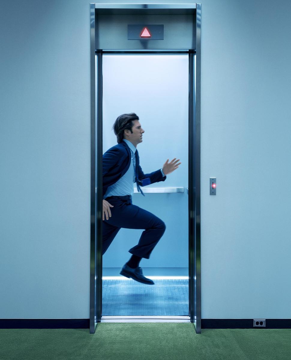 許多人下班後仍反覆思考工作，是因為大腦尚未接收到「工作已結束」的明確訊號。心理學中的「蔡加尼克效應」（Zeigarnik Effect）指出，未被妥善收尾的任務會持續佔據注意力，使思緒不斷被拉回工作情境。關鍵因此不在於把事情全部做完，而是替工作建立一套固定的收尾儀式。實務上，可在下班前預留幾分鐘列出隔天的優先事項，或是整理桌面、關閉工作系統後再離開座位。這些看似細微的行為，其實是在替大腦劃出角色切換的界線。研究顯示，具備穩定下班儀式的人，在放鬆程度與睡眠品質上普遍表現較佳。當大腦每天接收到相同的「結束訊號」，便會逐漸學會，在那一刻退出工作模式。