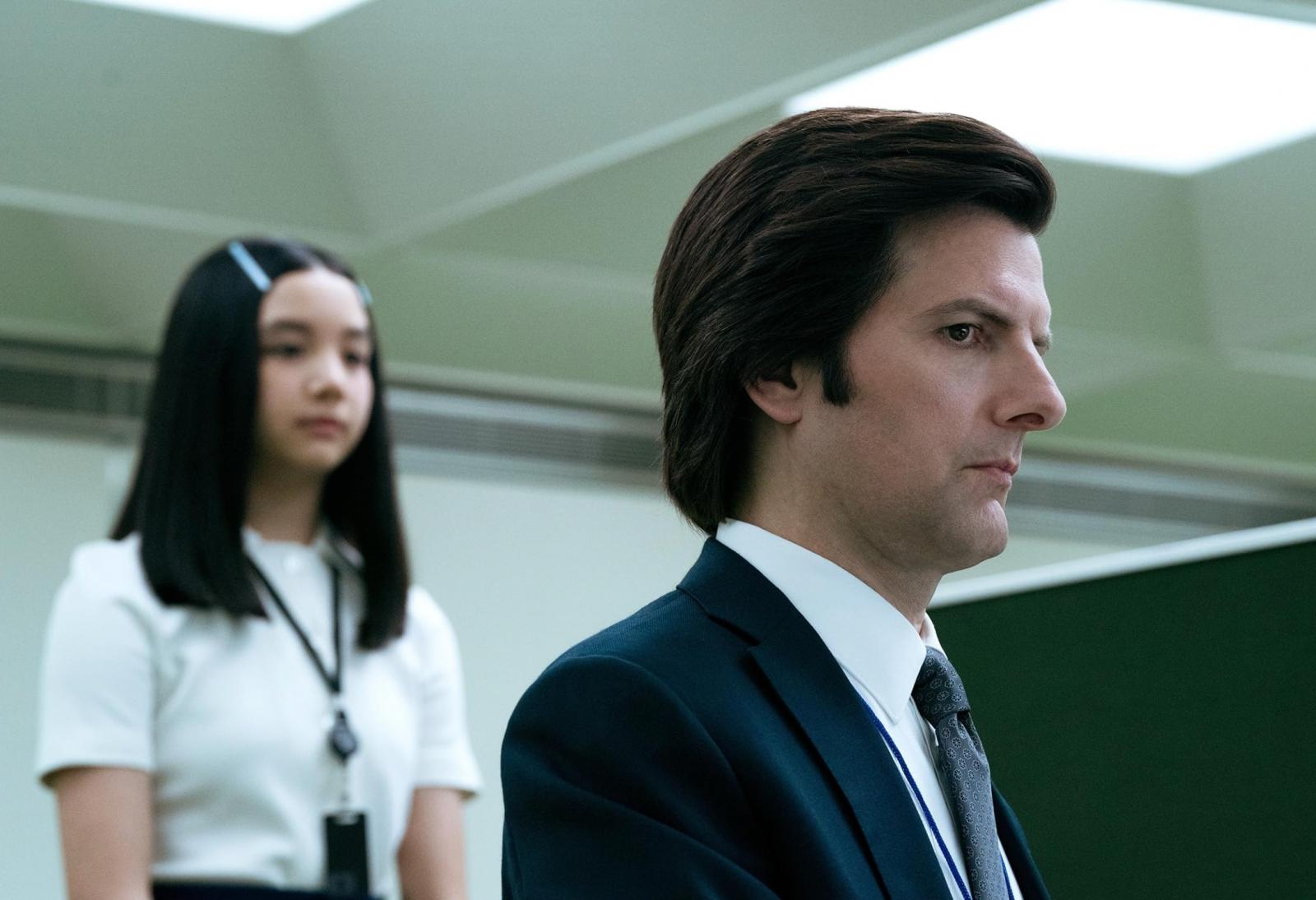 無法真正放假，不一定是因為工作量過大，而是工作隨時可能侵入私人時間。手機通知、群組訊息與即時回應文化，讓「待命」成為常態。與其期待他人體諒，不如主動設立可被打擾的範圍。具體作法包括：在非上班時段關閉工作群組通知、設定信箱自動回覆，或清楚告知同事可聯絡的緊急條件。研究顯示，明確界線反而能降低同事的非必要干擾，因為模糊的「隨時可以找你」，才最容易被濫用。重要的是，界線不是冷漠，而是一種可預期性。當對方知道什麼情況下能找到你，什麼情況下不會得到即時回應，反而能建立更穩定的合作關係，也讓你在休息時得以真正放鬆，而不是反覆查看手機。