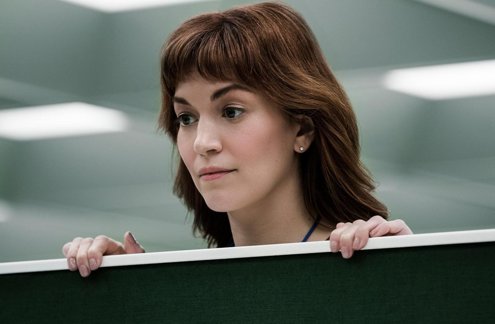 許多人下班後仍無法放鬆，不全然是因為工作太多，而是缺乏另一個明確的身份角色。當工作角色暫停，卻沒有其他角色接手，大腦就會自動回到熟悉的工作模式。有效的做法是：替下班後的自己安排清楚定位，例如：慢跑者、學習者、稱職女兒或單純是「想休息的人」。研究發現，具備多重身份認同的人，在面對壓力時更有彈性，也較不容易被單一角色耗盡。重點在於心理上是否完成切換，只要你知道此刻的自己是誰，就不需要在非工作時段同時扮演「工作者」。當生活中存在穩定、被重視的非工作身份，工作自然不會再佔據所有空間。