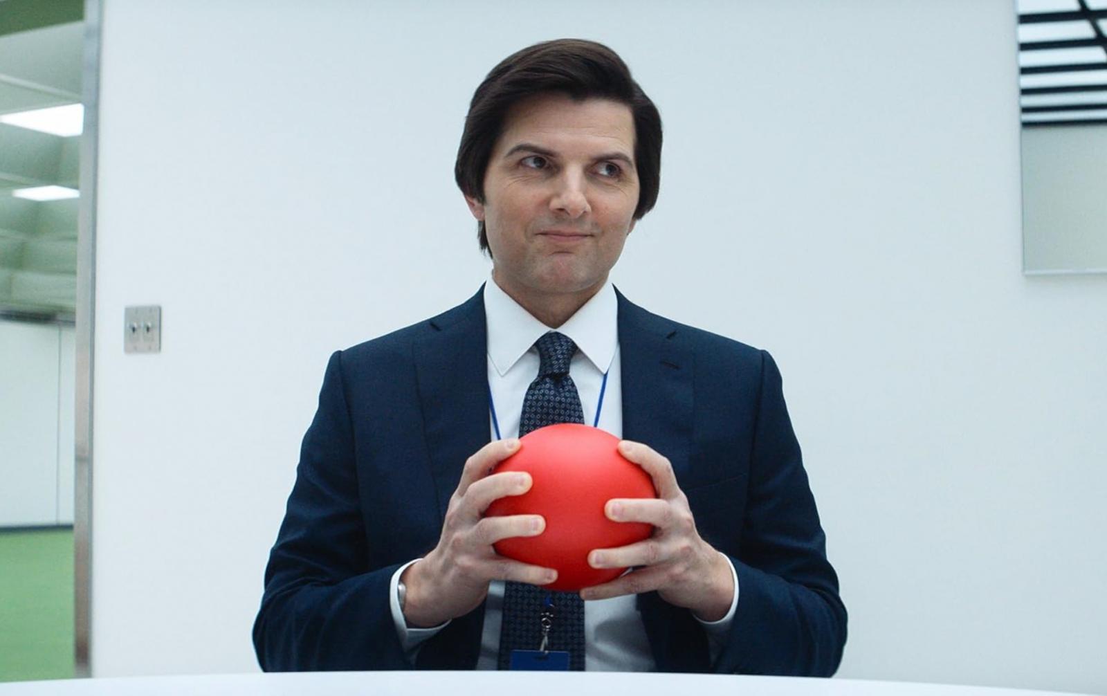 休息是為了走更長遠的路！許多上班族潛意識裡，仍把休息當成完成工作後才能獲得的獎勵，導致休息品質低落，甚至伴隨內疚感。然而，從神經科學角度來看，休息本身就是維持專注力與決策力的關鍵資源。長期忽略休息，反而會讓效率下降、錯誤率上升。有效的做法，是提前安排可期待的休息內容，例如：固定每週某天晚上只做與工作無關的事，或為自己保留完全不接觸職場資訊的時段。研究指出，具備「預期式休息」的人，在工作時更能專注，因為大腦知道補給即將到來。休息不需要多昂貴或多盛大，重點在於心理上是否真正抽離工作角色。當休息被視為「必要」而非「奢侈」，工作與生活的界線才會逐漸清晰。