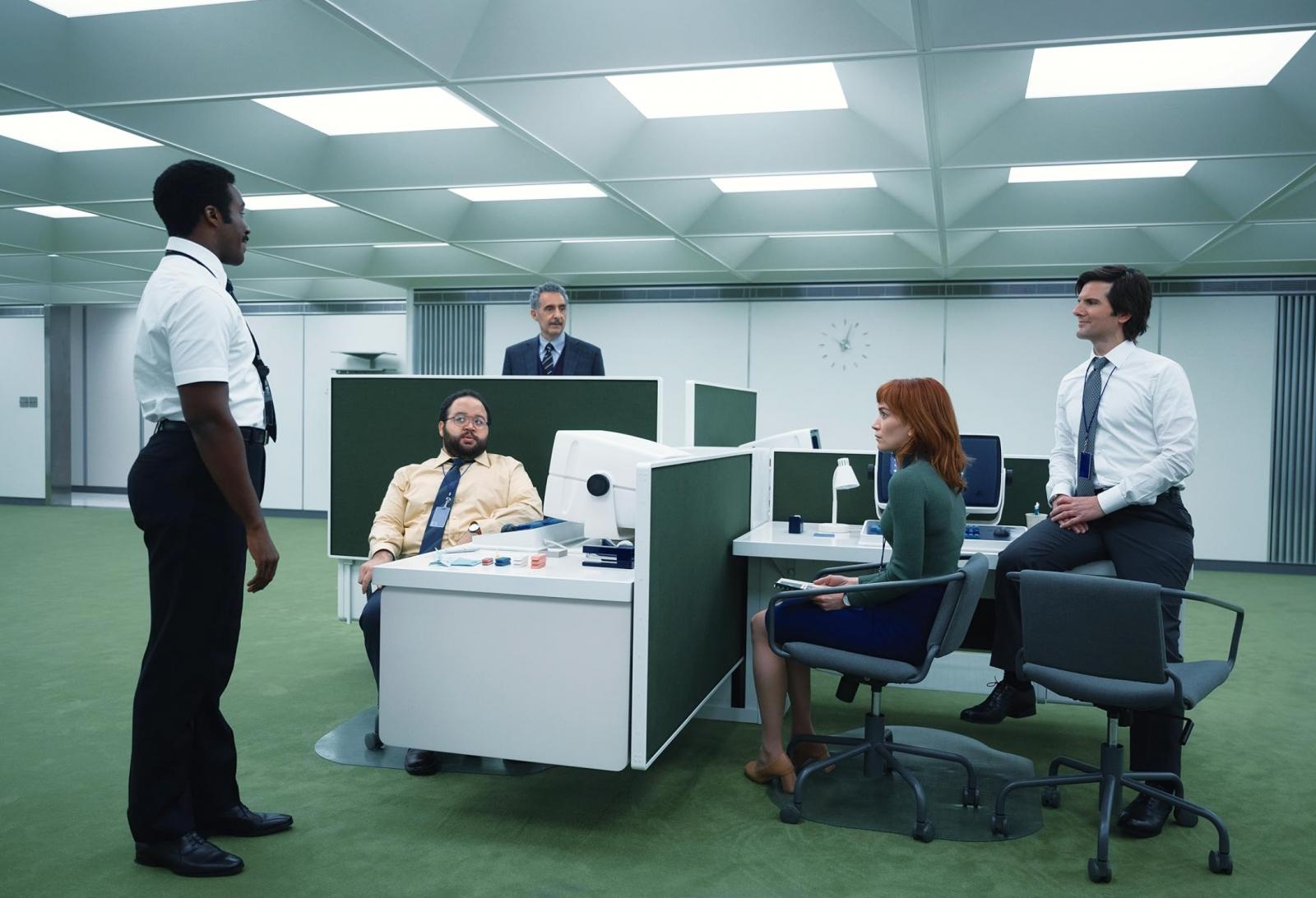 工作放不下，往往與責任感混淆有關。許多人在無意間，承擔了原本不屬於自己角色的焦慮與後果，像是替團隊每個環節操心、為他人的進度負責。心理學研究指出，角色界線模糊，會顯著提高職業倦怠風險。實務上，可以透過兩個問題自我檢視：這件事是否在我的職責範圍內？如果我不處理，是否真的會造成無法補救的後果？多數情況下，答案並沒有想像中嚴重。學會在適當時候把責任交還給系統或他人，這絕對不是推卸，而是在試圖維持自我角色健康。當你能清楚分辨「該負責的部份」與「他人的責任」，下班後的心理負擔自然會減輕，也更容易回到個人生活。