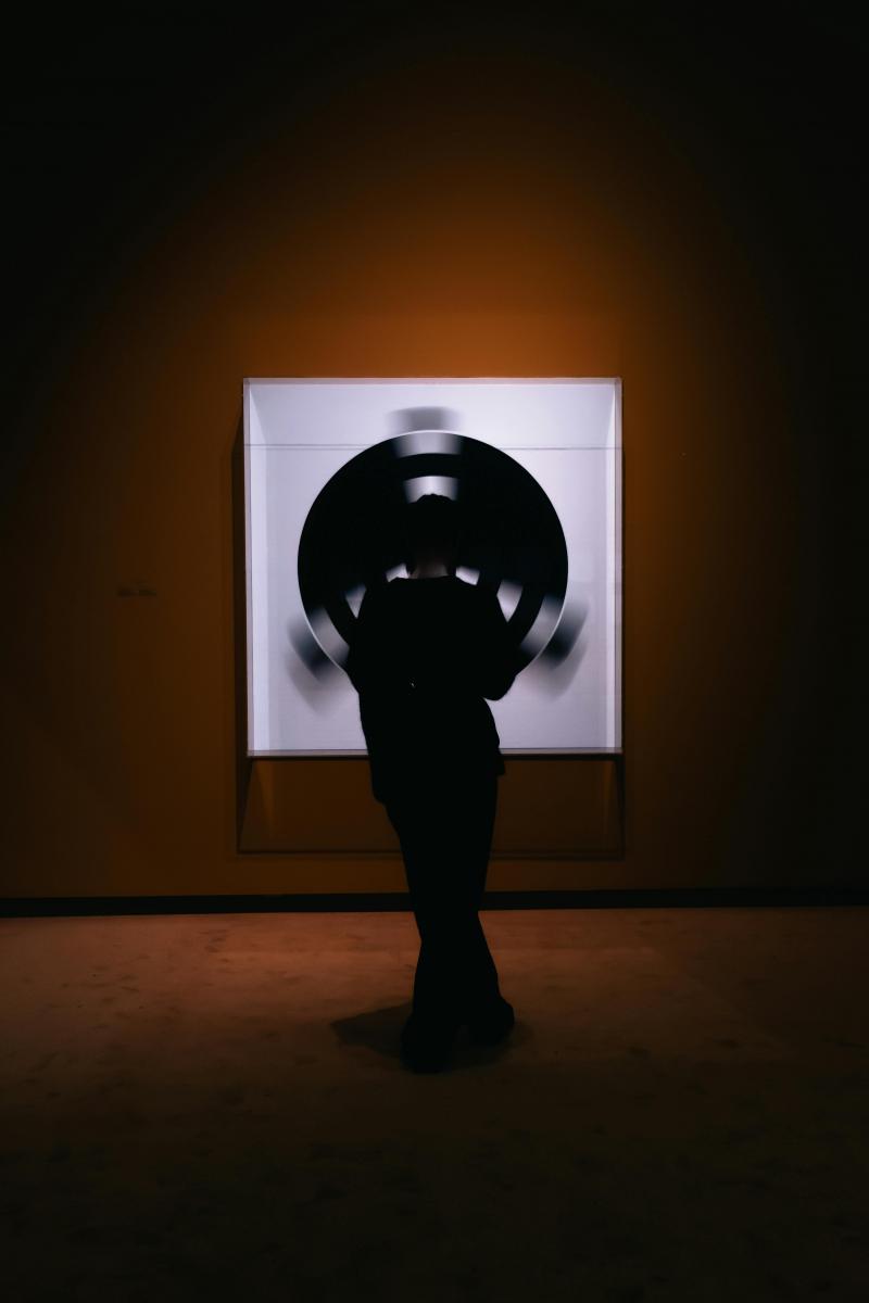 在 Dan Koe 的定義中，這個一日重啟的「一日」並不是用來完成待辦清單，而是用來進行一次徹底、且不那麼討喜的自我對話。文中提出的核心行動，是將那些你反覆逃避、卻始終存在的事實如實寫下：你其實並不想繼續過的生活狀態、你長期容忍卻讓自己停滯不前的關係與選擇，以及那些你心知肚明、卻選擇視而不見的自我矛盾。這些問題在日常忙碌中被有效掩蓋，唯有刻意抽離既有節奏時，才會浮現。這一天真正的價值，不在於立刻帶來改變，而在於讓人無法再用「以後再說」作為逃避的藉口。它不是改變的完成，而是停止逃避的起點。