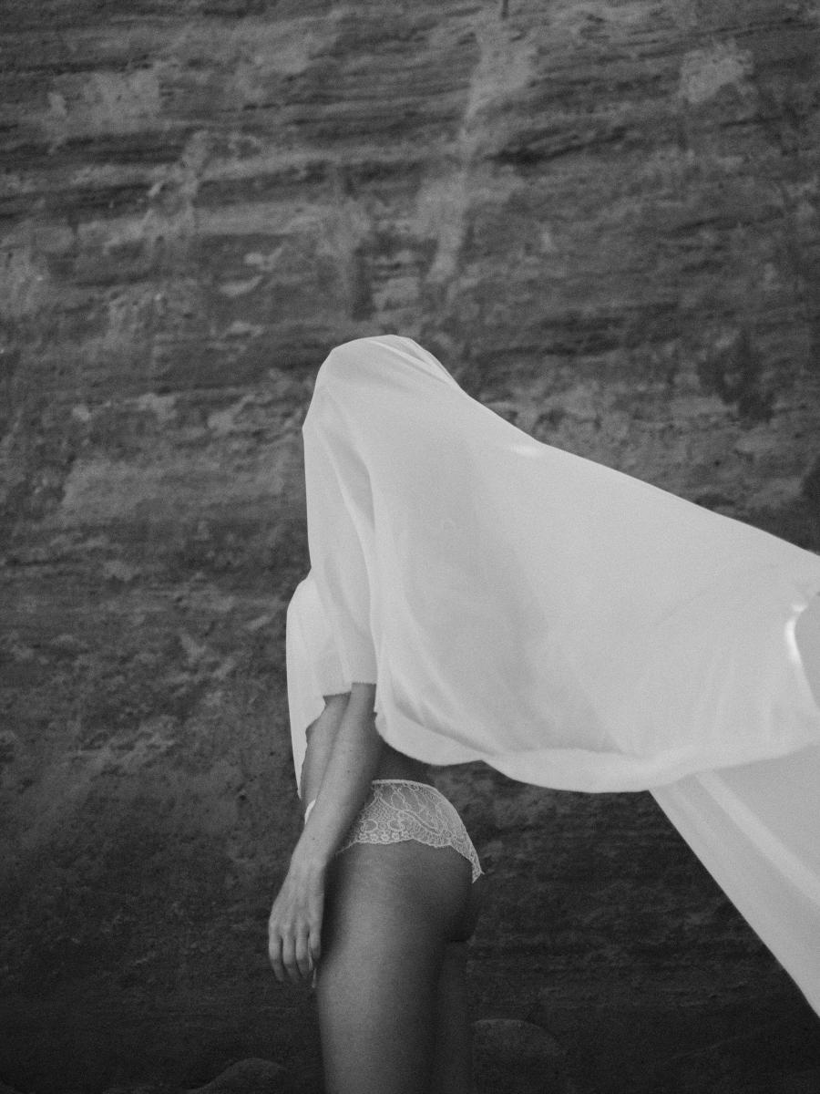 Dan Koe 在文中清楚區分了「努力成為更好的人」與「成為一致的人」之間的差異。前者往往仰賴意志力推動，短期看似有效，長期卻容易導向疲勞與挫敗；後者則是讓身份、價值與行動彼此對齊，使行為得以自然發生、不再需要強迫。也正因如此，他並未提出一套可複製的固定方法，而是引導讀者重新思考自己想要維持的存在狀態。當你開始以新的身份理解自己，許多過去需要反覆掙扎的選擇，會逐漸變得理所當然。