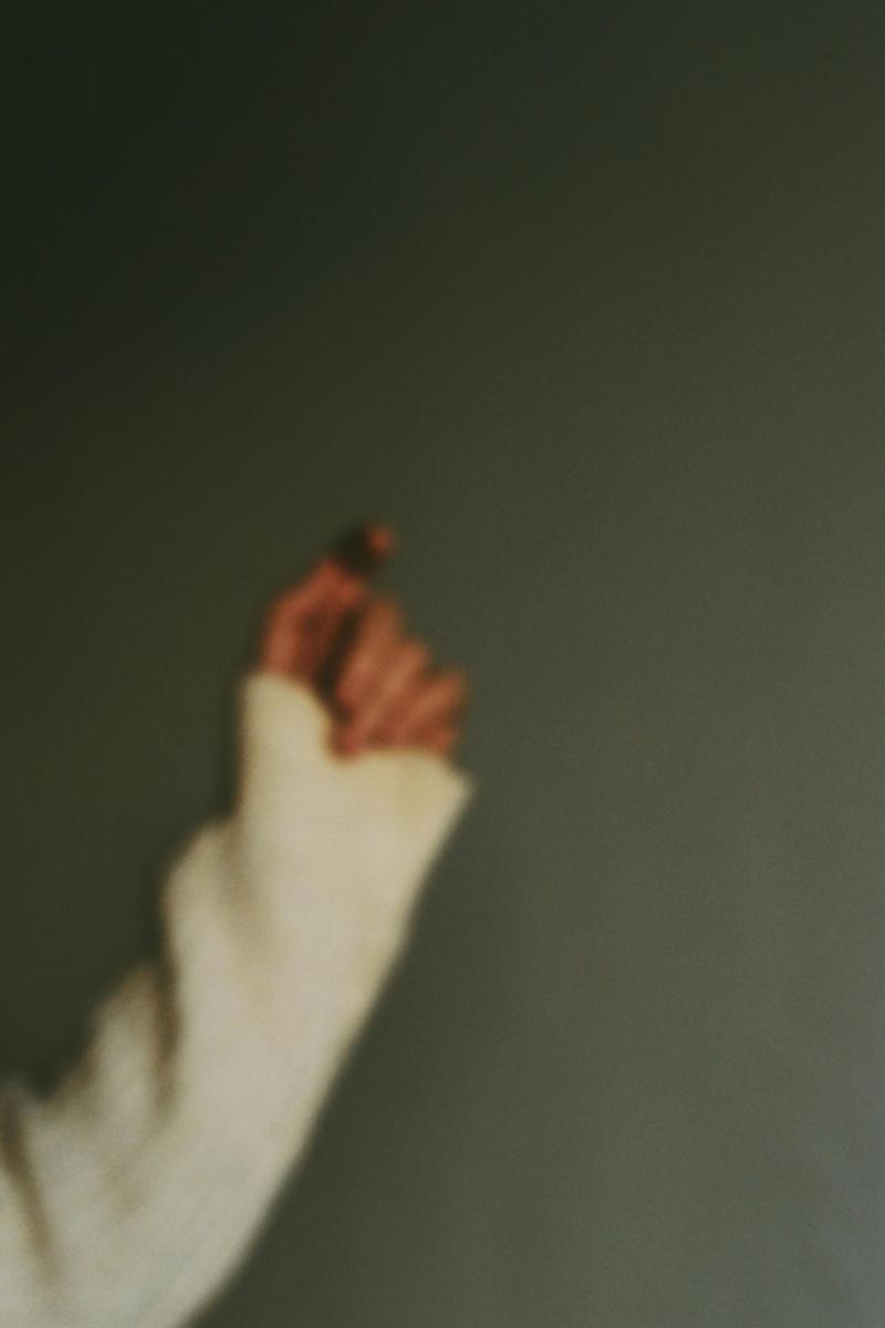 在文章中，一個關鍵轉折點，是將目光從「未來要做什麼」，拉回到「現在正在維持什麼」。Dan Koe 提醒，人生之所以停滯，往往不是因為缺乏新嘗試，而是因為人們持續投入大量能量，去維持一個早已不再適合自己的狀態。那可能是一個過期的身份、一種不得不扮演的社交角色，或一套早已限制發展的自我敘事。所謂一日重啟，真正關鍵的提問並非「接下來要怎麼變得更好」，而是「如果我選擇不改變，現在正在付出什麼代價」。當這個問題被如實攤開，許多原本模糊不清的選擇，往往會自行浮現答案。