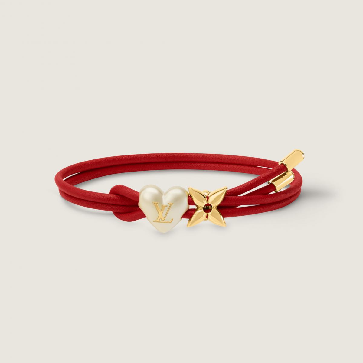 LV Bloom Pearl Heart 手環以紅色皮革雙圈手繩為基底，結合金色金屬 Monogram 花朵與心形樹脂珍珠，整體設計偏向溫柔而帶有情感象徵。雙層結構讓手環在手腕上更有層次，也提高搭配彈性。紅色皮革的存在感恰到好處，不會過於張揚，卻能為造型留下亮點。這款手環適合喜歡帶點浪漫氛圍、又不希望過度甜美的人。