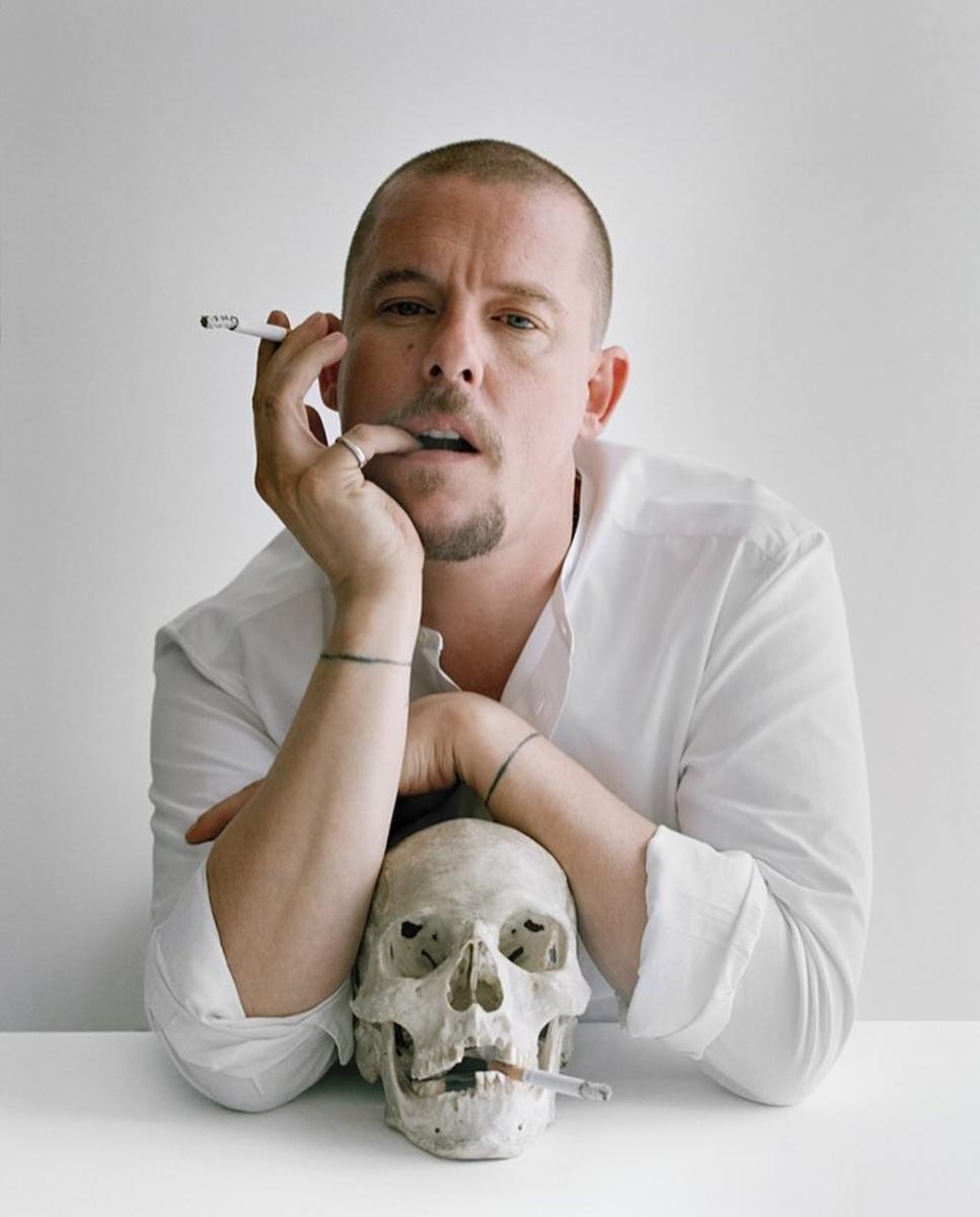 Alexander McQueen 是英國最具影響力的時裝設計師之一，以前衛、戲劇化且充滿情感張力的設計風格聞名。