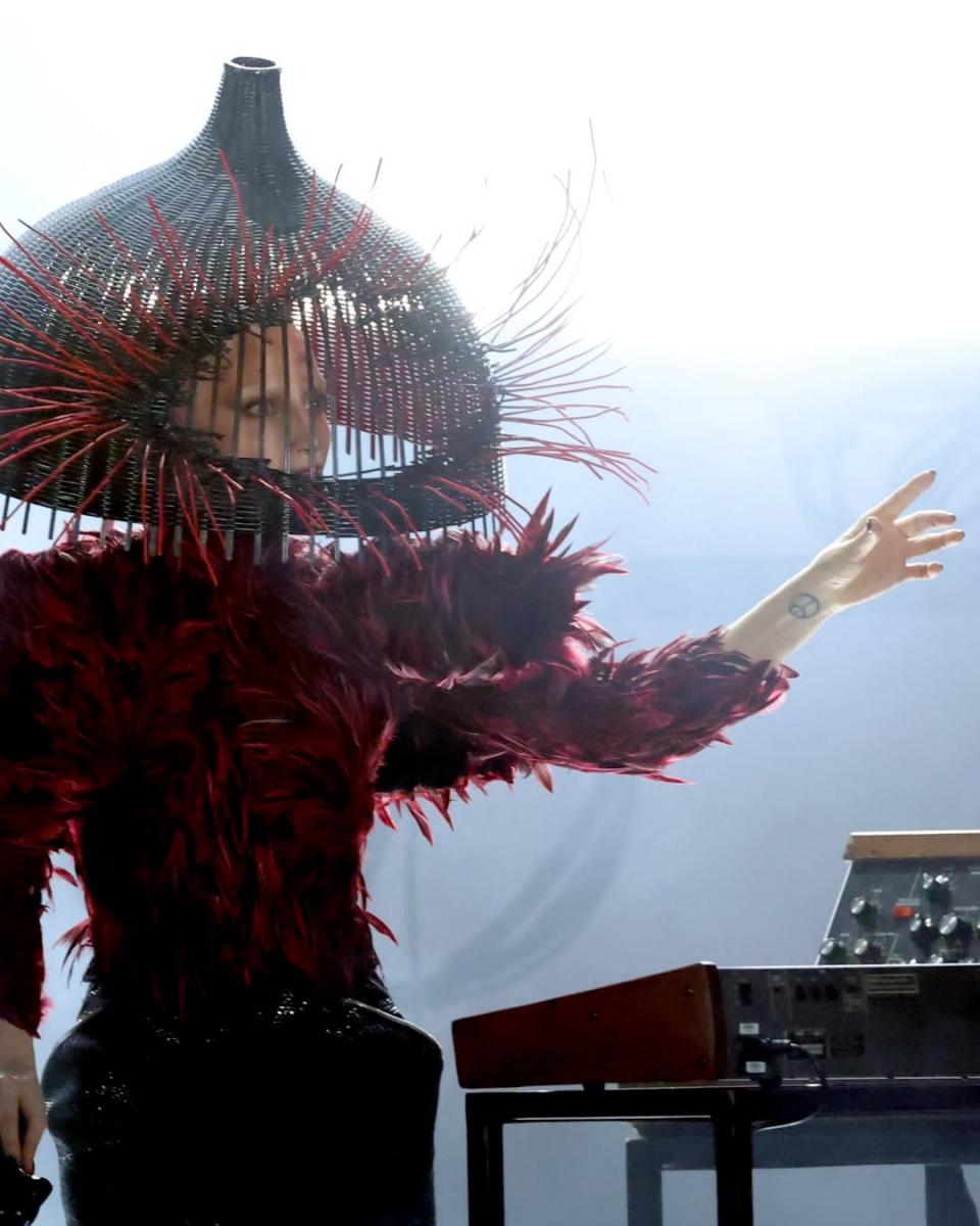 此次 Lady Gaga 於葛萊美獎舞台上，身穿 Alexander McQueen 2009 年秋冬系列服裝演出，再度喚起人們對她與 McQueen 作品之間深刻連結的記憶。