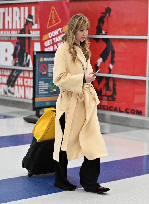 在奢華與舒適之間取得平衡，一直是現代女性穿搭最難解的課題。而 Tory Burch 2026 春夏系列鞋款，正好提供了一組極具說服力的答案。從芭蕾舞鞋、樂福鞋到運動鞋，品牌以熟悉的經典輪廓為起點，重新調整比例、材質與穿著感受，讓「日常鞋款」不再只是配角，而是能撐起整體造型的核心單品。近日，珍妮佛勞倫斯（Jennifer Lawrence）於紐約甘迺迪機場被捕捉到穿著 Romy Sport 瑪莉珍鞋現身，沒有刻意營造明星氣場，卻反而讓這雙售價萬元內的鞋款成為焦點。這也再次印證 Tory Burch 近年清楚的設計方向，不追逐短暫流行，而是替女性打造真正能走進生活的鞋。以下，編輯精選10雙兩萬內鞋款，從都會、旅行到休閒場景，逐一拆解其設計價值。