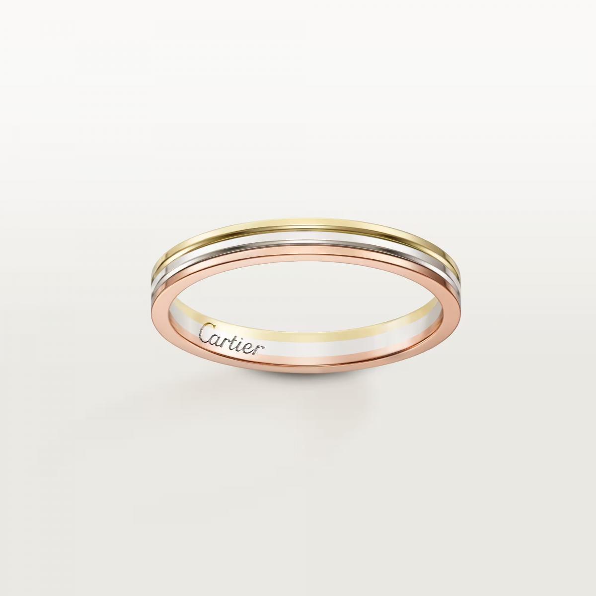 在所有「一眼就能辨識品牌」的戒指之中,Vendôme Louis Cartier 幾乎可說是經典中的經典。三環設計以18K黃金、白金與玫瑰金交織而成,線條簡潔卻層次分明,精準展現 Cartier 對比例與平衡的高度掌握。雖隸屬婚戒系列,2.5毫米的寬度卻讓它在日常佩戴時顯得俐落而不拘謹,既不過於正式,也不流於裝飾。這枚戒指無須額外說明,其三色金屬所構成的視覺語言,本身即是品牌歷史的濃縮,適合作為象徵長久關係的情人節禮物。