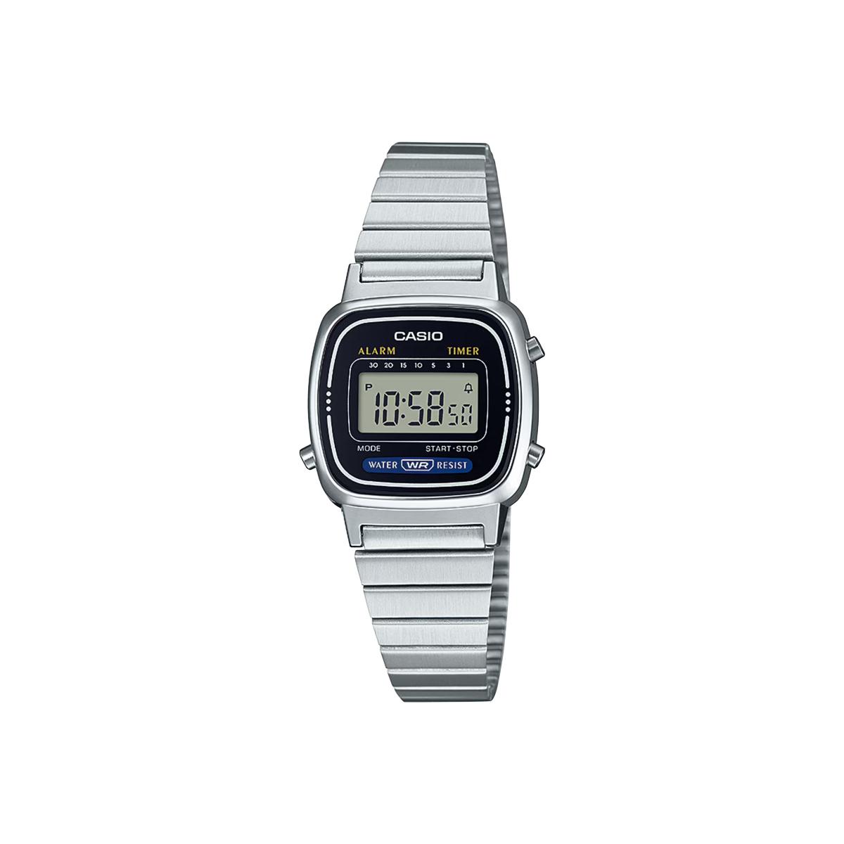Casio LA670WA-1 是那種不需要解釋的存在。復古數位錶殼比例小巧，30.3 × 24.6 毫米的尺寸貼合手腕，不鏽鋼錶帶與可調式錶扣，讓配戴穩定且實用。鬧鈴、整點報時、倒數定時器等功能一應俱全，生活防水也足以應付日常情境。它的魅力在於極高的性價比，在千元不到的價格帶，提供完整功能與耐用度，沒有多餘裝飾，卻能自然融入各種穿搭。無論是極簡風、復古風，或只是需要一只隨手可戴、不必顧慮的腕錶，這款都能勝任，難怪長年維持高人氣。