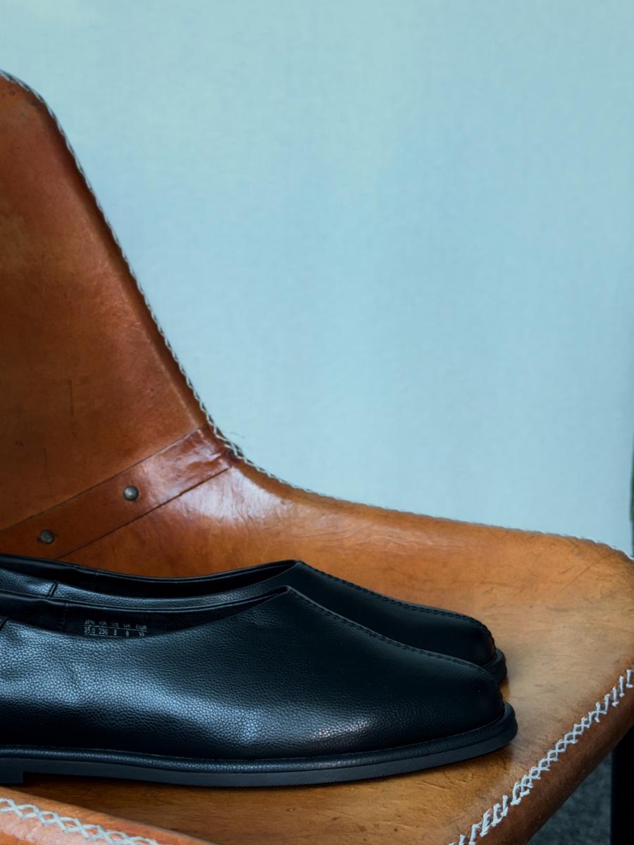 在鞋型設計上，為了達到修飾腳型的效果，整體採偏窄版設計，因此腳板本身較寬的人，穿著時可能較難展現其鞋型優勢；再加上薄底與較扁的楦頭設定，對於腳背較厚的女孩來說，也可能是一項挑戰。