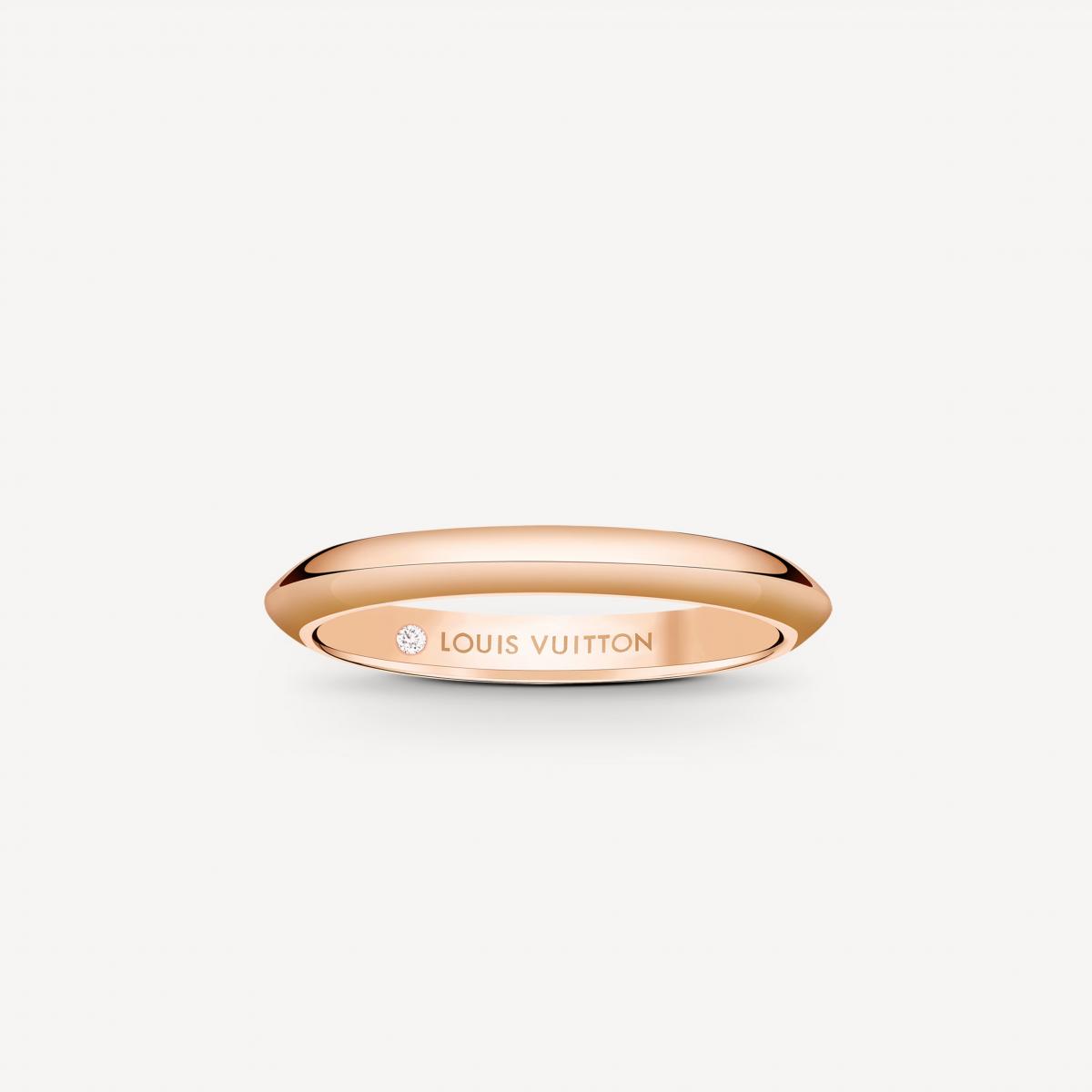 LV Diamonds 戒指以2.5毫米寬度呈現,18K玫瑰金戒環內側隱藏一顆鑽石,設計含蓄卻富有意義。V 形輪廓呼應品牌識別,外觀簡潔,男女皆宜。戒環內側可客製鐫刻日期或字首,使這枚戒指在形式之外,多了一層專屬記憶。作為情人節禮物,它同時兼具情感象徵與日常實用性。