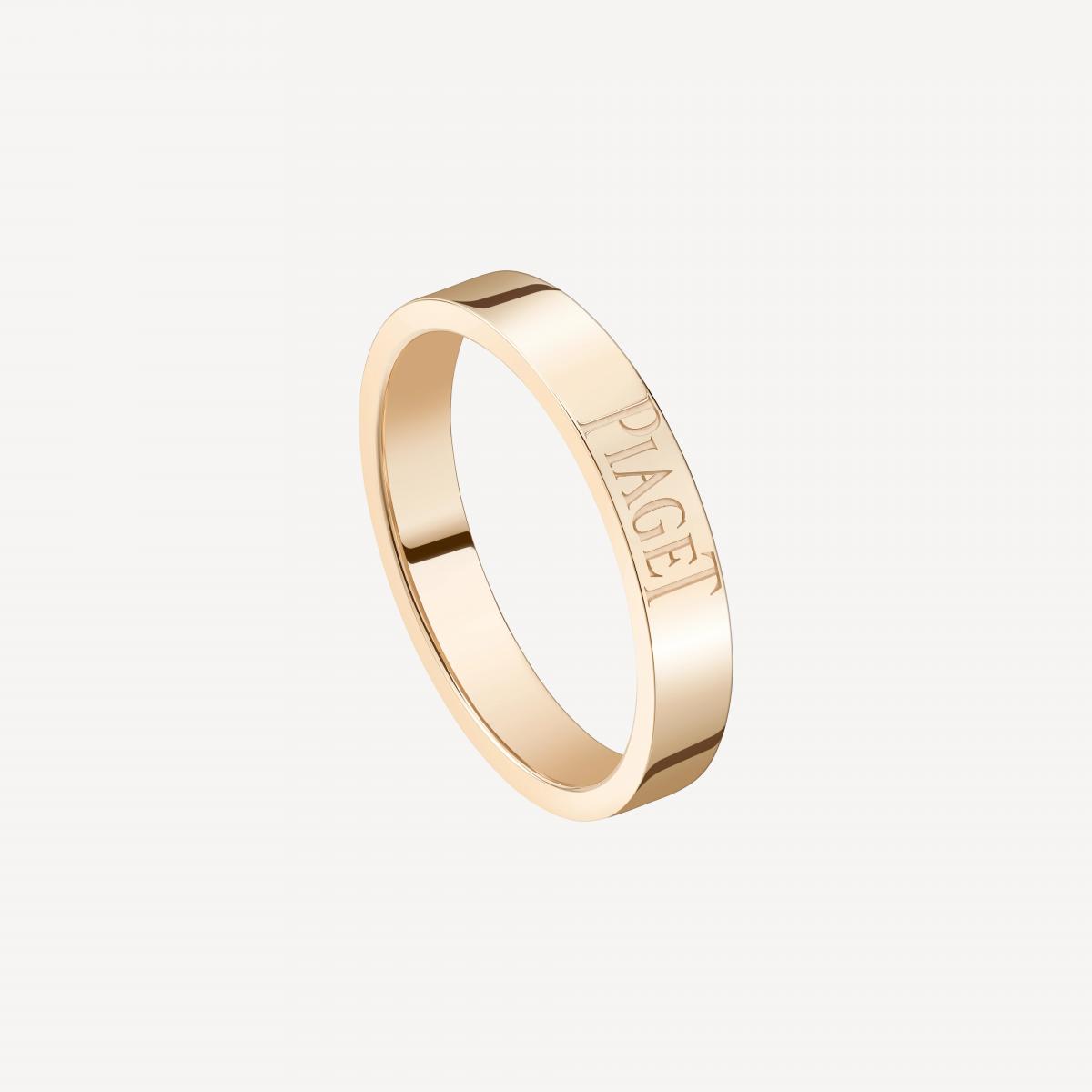 Piaget 的 Limelight 指環以極簡著稱,戒環上僅低調篆刻品牌英文字母標誌,18K玫瑰金材質呈現細膩而溫潤的光澤。雖歸類於婚戒系列,卻因設計克制、比例恰當,作為情人節禮物或情侶對戒同樣合宜。這是一枚不需要過多說明的戒指,風格安靜、存在感穩定,適合長期佩戴,也特別貼合關係已趨成熟、重視日常陪伴感的階段。