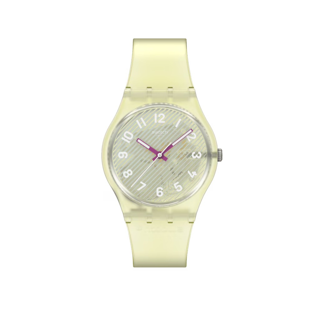 Swatch Essentials 系列的 Wavelengths of Sand 腕錶，是一眼就能看出品牌態度的作品。透明黃色錶殼與錶帶，搭配淺藍條紋與白色數字，視覺上帶著明確的實驗感，卻不至於失去閱讀性。34毫米錶徑設定中性，無論男女配戴都不顯突兀，霧面透明的 Biosourced 生物源材質，讓塑膠材質不再只是輕便選項，而成為設計語彙的一部份。夜光紫色指針與白色秒針的對比，在低光環境中依然清楚實用。這款錶適合不想被「框住」的人，輕輕鬆鬆就能為你的日常穿搭加入玩味與辨識度。