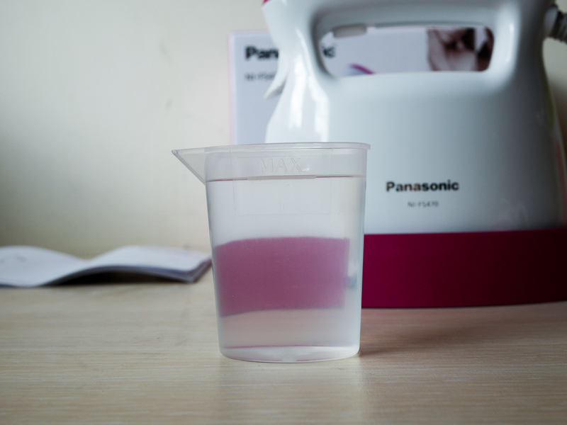 (蒸氣電熨斗開箱) Panasonic國際牌蒸氣電熨斗NI-FS470，輕巧好操作 掛燙/平燙2合1