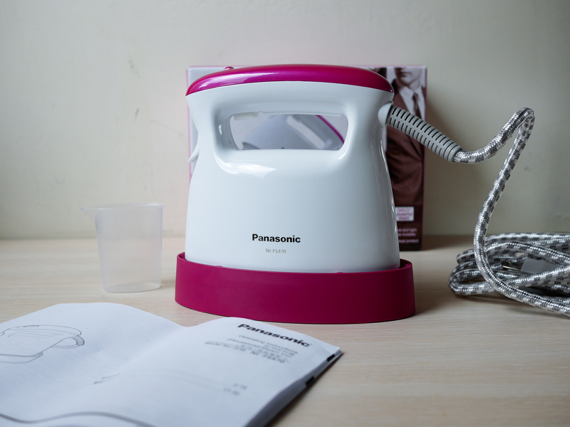 (蒸氣電熨斗開箱) Panasonic國際牌蒸氣電熨斗NI-FS470，輕巧好操作 掛燙/平燙2合1