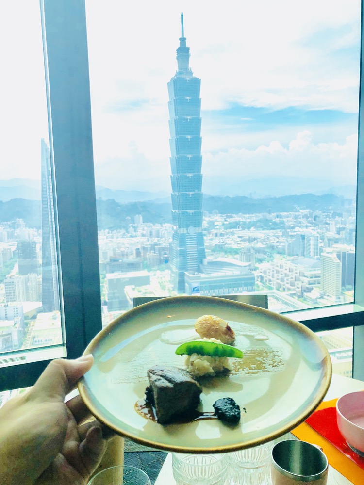 【伊康吃什麼】台北・吃到飽｜遠眺101的高空Buffet餐廳初體驗｜饗饗INPARADISE