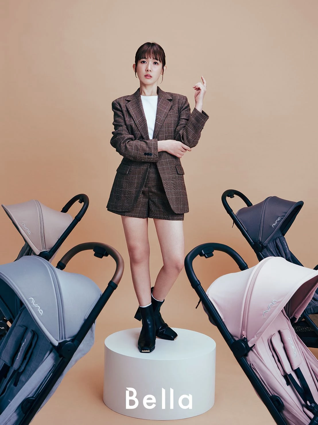 編輯｜ Alen Cheng、攝影｜Zeke Lin、髮型｜Chris Lin、彩妝｜ hsiaowen、彩妝助理｜kristy、服裝｜格紋套裝、短靴，all by  Sandro。