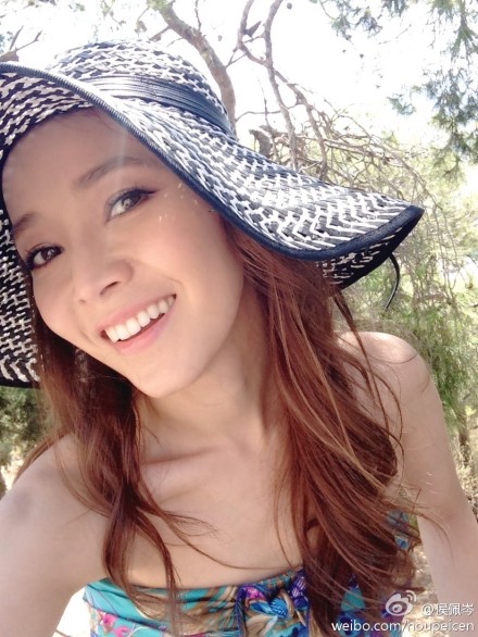 造型百變的漂亮媽咪侯佩岑,為求在螢光幕前漂亮動人,頭髮多次染燙卻依舊光澤柔順。