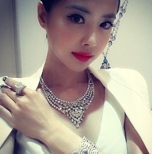 小天后蔡依林變漂亮的秘密在於隱形眼鏡的佩戴。