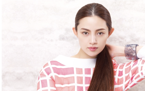 CHANEL 橘紅色格紋上衣、 蕾絲壓克力手環,價格電洽。