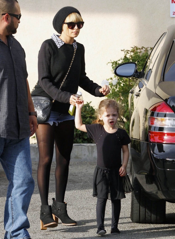 Nicole Richie 妮可李奇生過兩個孩子後,身材也未見走樣,身高不到160嬌小的她非常懂得運用穿著搭配讓修飾身形。