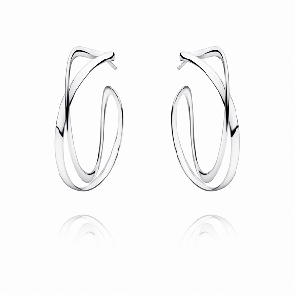 Georg Jensen In¬nity 系列小型款純銀圈式耳環,6,800元。