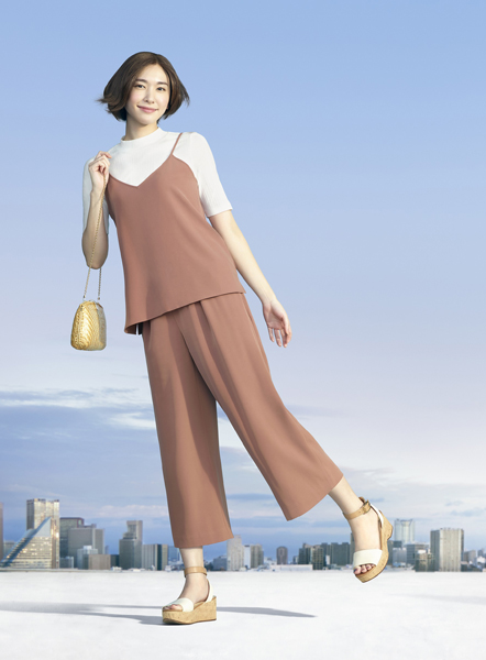 日本新國民女神-新垣結衣,成為Uniqlo最新輕柔垂墜風系列形象代言人。