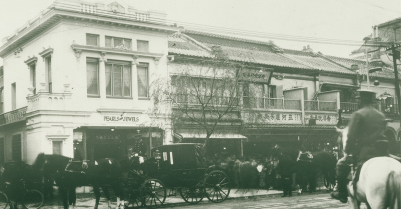 1906年,遷址於銀座四丁目大道上的MIKIMOTO本店,成為熙來攘往的街道上最醒目的名品店,而MIKIMOTO的進駐也引領銀座成為世界奢華名品匯聚的時尚之都。