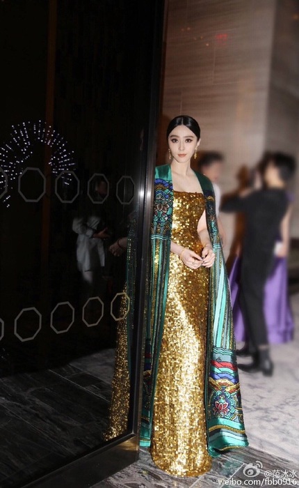 冰冰女王穿上紅毯戰袍顯得威風凜凜,有種稱霸全場的感覺。