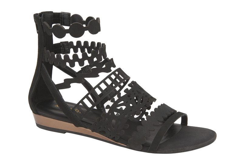 Nine West 黑色造型羅馬涼鞋,價格電洽。