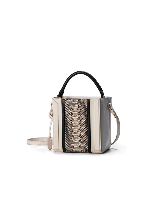 Calvin Klein platinum 灰白色羔羊皮蟒蛇壓紋手提肩揹包,25,990元。