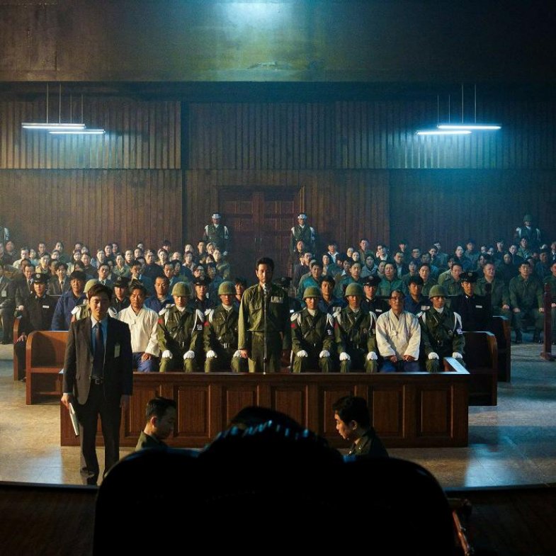 韓片《幸福國度》公開5亮點！「大叔」李善均謝幕之作，攜手《機醫》曹政奭重返40年前力抗黑箱審判