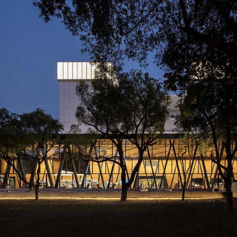 屏東縣立圖書館總館獲大獎！純白極簡建築、保留整片50年老樟樹