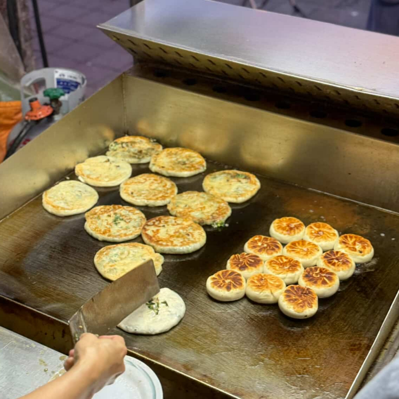 【桃園人帶路】中壢夜市「日寶蔥油餅/餡餅」永遠在排隊，外酥內軟蔥多到滿出來！
