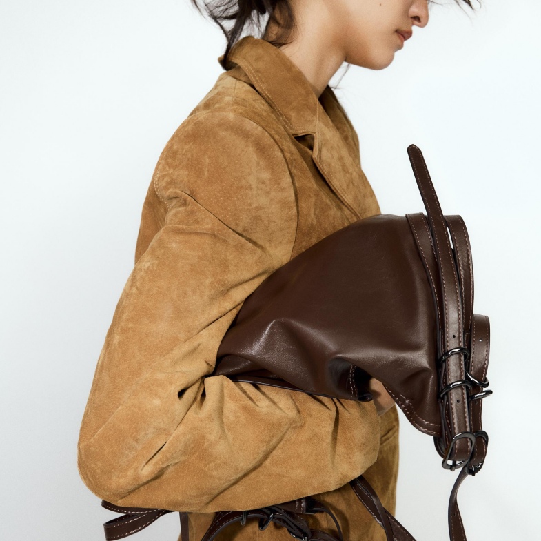 Zara 2025春季「平價水桶包」推薦Top 6！皮革拼接帆布經典百搭，全新卡扣設計酷女孩必備！