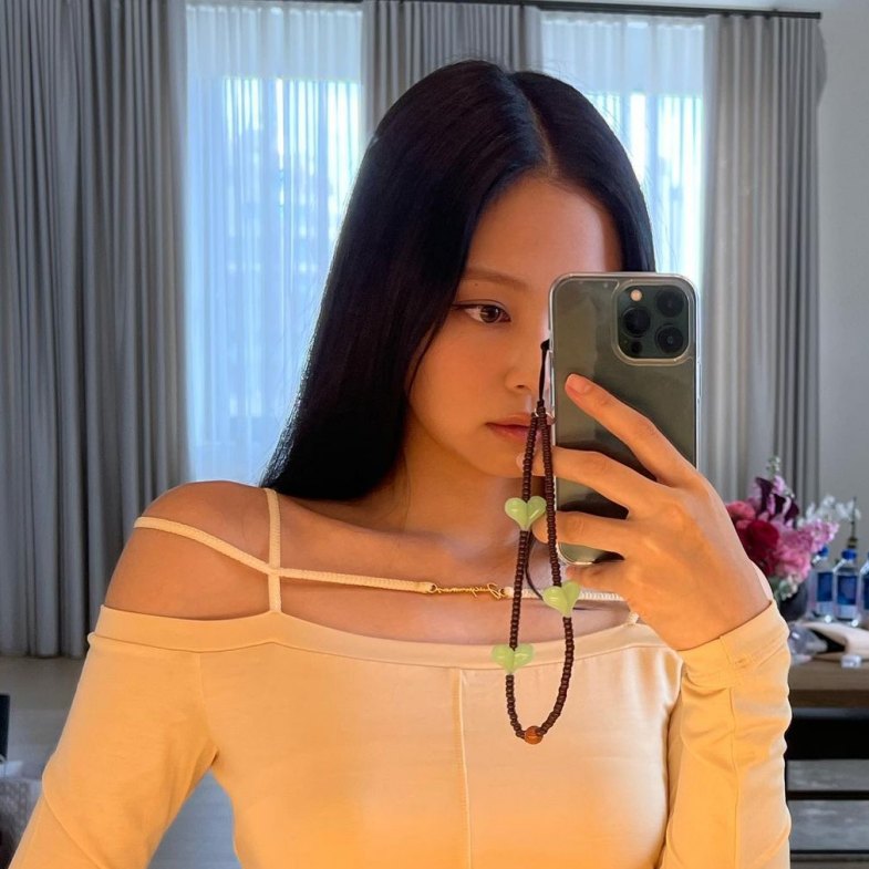 BLACKPINK鏡子自拍掀熱議！Jennie、Rosè到Jisoo都狂愛，同款Y2K串珠手機鏈吊飾台灣也能買得到！