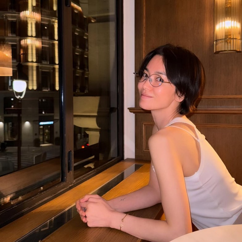 宋慧喬「減齡穿搭」太吸睛！眼鏡、白背心來自話題韓牌，同款小白鞋台灣也買得到！