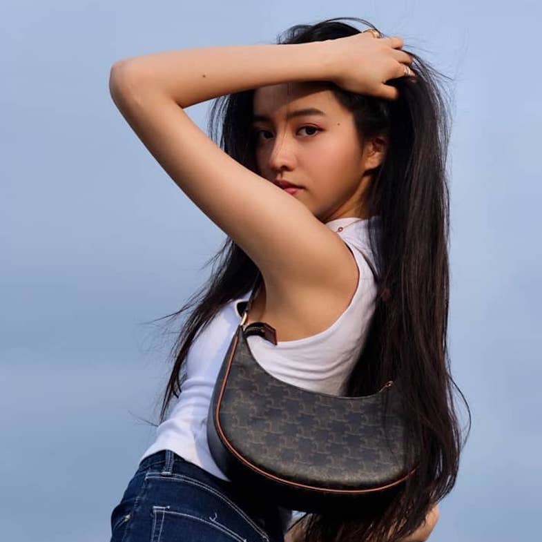 BLACKPINK Lisa、木村光希都狂曬！LV、Celine、BV...10款「腋下包」，斷貨前趕緊入手