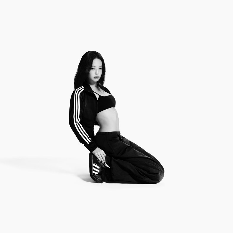 Jennie示範4套運動服穿搭！薄底鞋＋運動寬褲成時髦造型範本