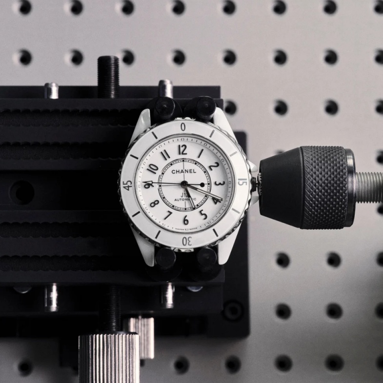 【腕錶小教室】Chanel「J12」長紅25年的6大原因！經典陶瓷錶殼、「入門款」小資女也能入手