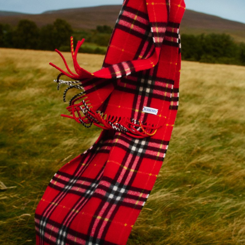 Burberry「圍巾」助長買氣！最新財報顯示品牌股價回升20%，經典格紋持續刺激消費者！
